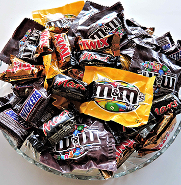 Image of Mars Wrigley candies in a bowl.