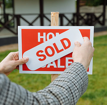 Image of a "Sold" real estate sign.